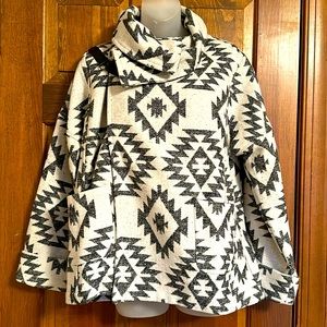 Women’s ZZ SZ L women’s wool blend coat with a unique clasp.